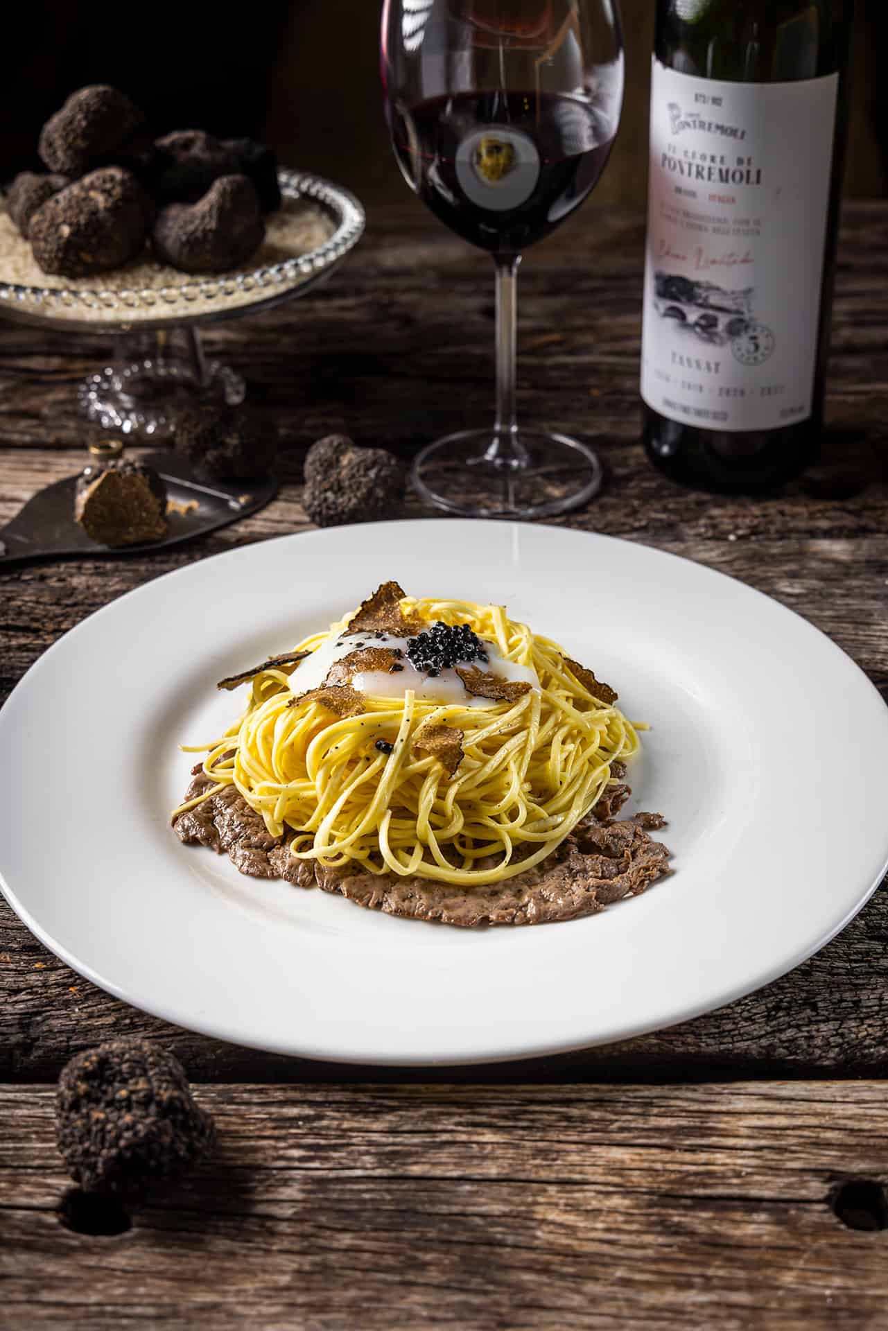 Massa com trufas negras e vinho tinto